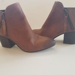 STEVE MADDEN brown leather distressed booties